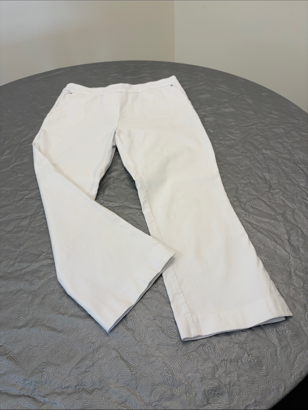 Tribal White Capris
Size 4